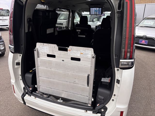 ノア X タイプ1 車いす2名仕様 4WD