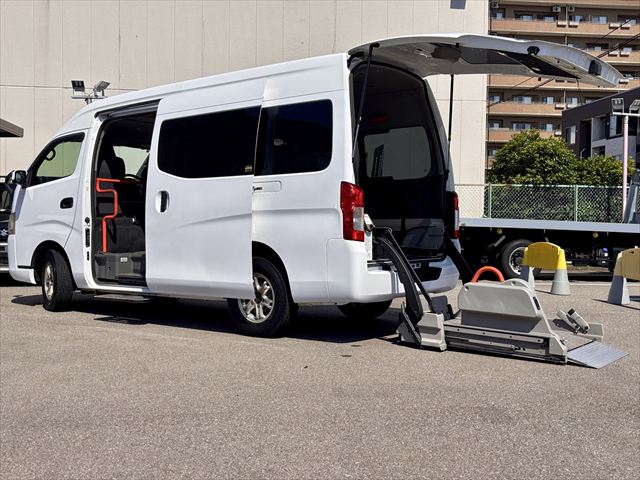 NV350キャラバンバン リアリフト 車いす2名 ディーゼル4WD