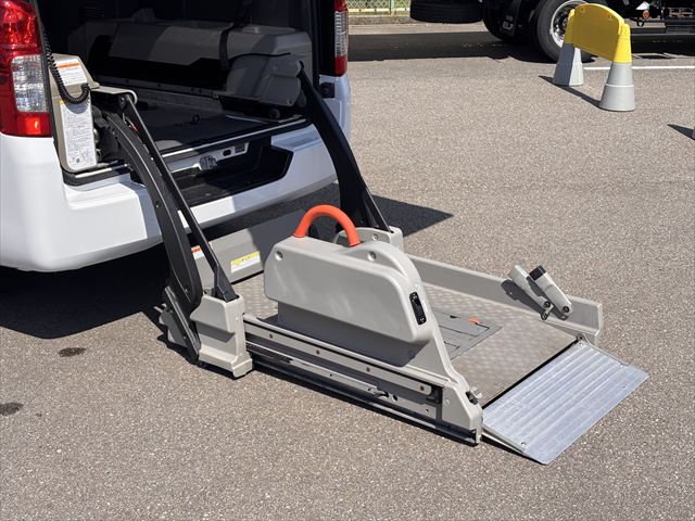 NV350キャラバンバン リアリフト 車いす2名 ディーゼル4WD