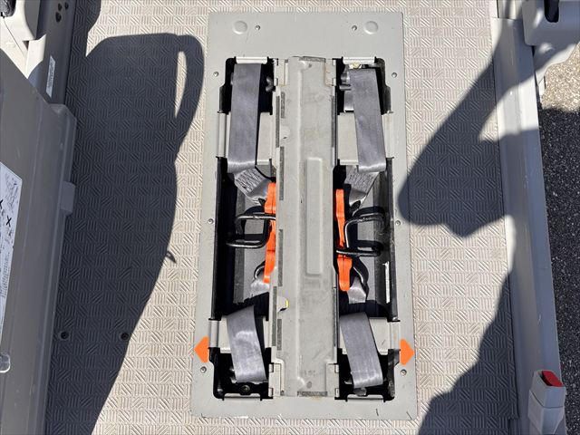 NV350キャラバンバン リアリフト 車いす2名 ディーゼル4WD