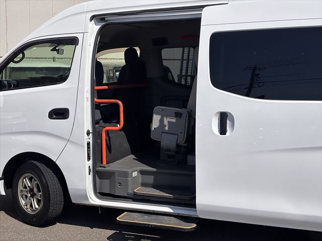 NV350キャラバンバン リアリフト 車いす2名 ディーゼル4WD