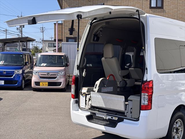 NV350キャラバンバン リアリフト 車いす2名 ディーゼル4WD
