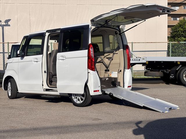 N-BOX G スロープ 4WD 助手席側オートステップ付き