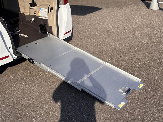 N-BOX G スロープ 4WD 助手席側オートステップ付き