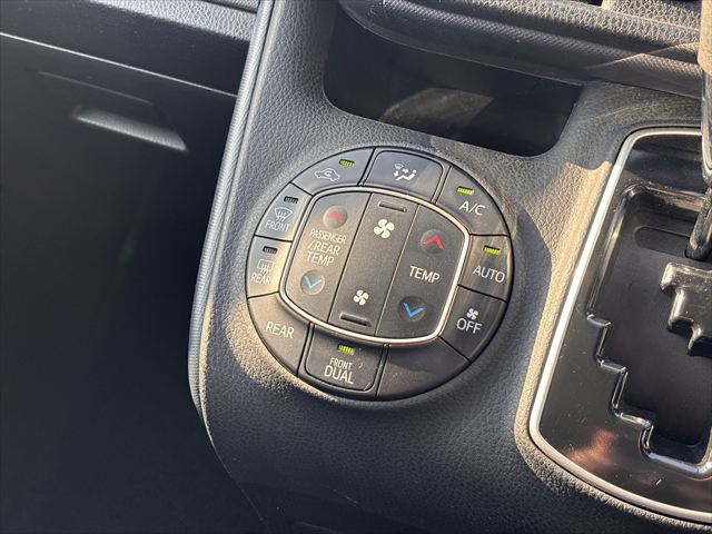 ノア X タイプ2 サードシート付 4WD