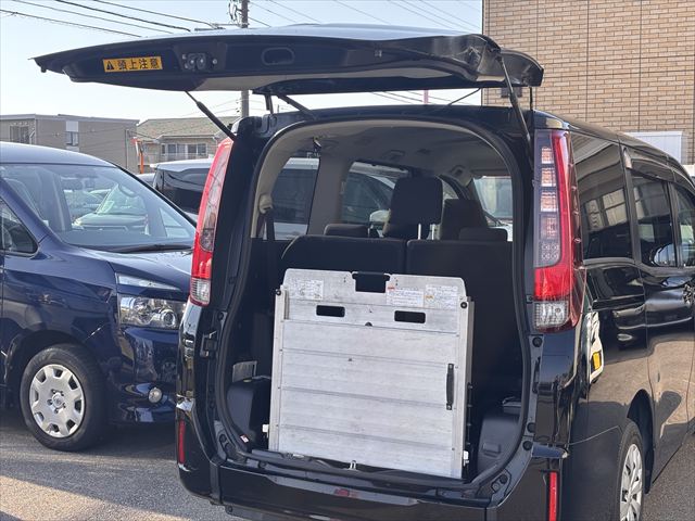 ノア X タイプ2 サードシート付 4WD