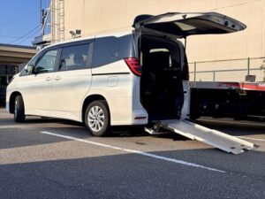 ノア G タイプ1 車いす1名 4WD
