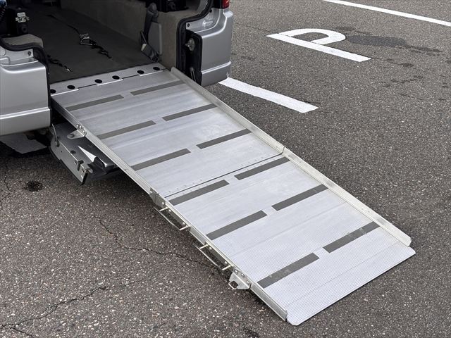 エブリイワゴン スローパー 補助シート付 4WD