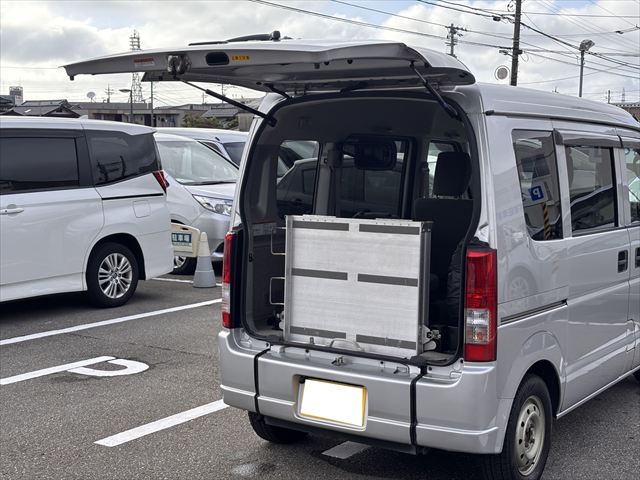 エブリイワゴン スローパー 補助シート付 4WD