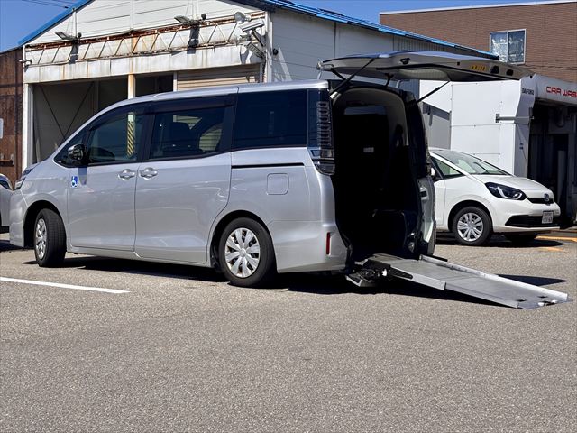 ヴォクシー X タイプ2 サードシート付 4WD