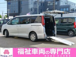 ノア X タイプ2  車いす1名 サードシート付 4WD