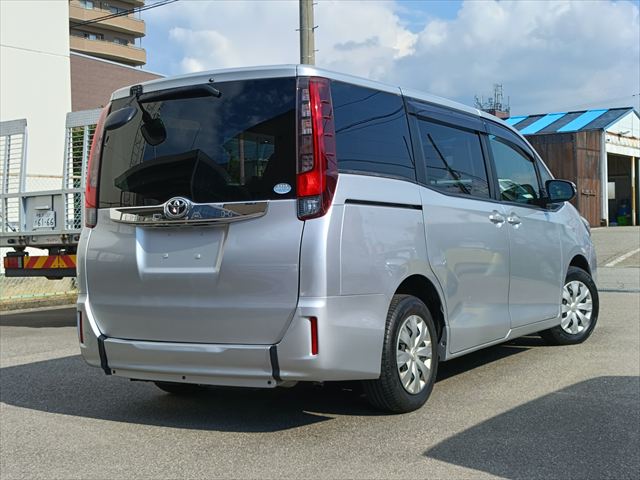 ノア X タイプ2  車いす1名 サードシート付 4WD