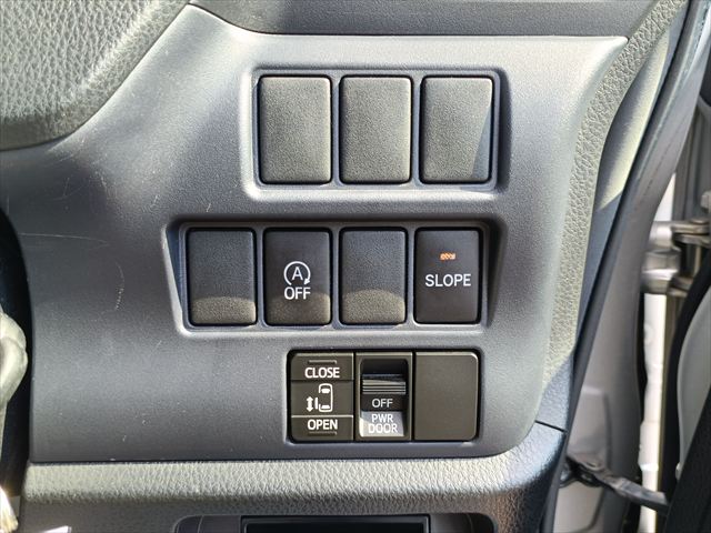 ノア X タイプ2  車いす1名 サードシート付 4WD