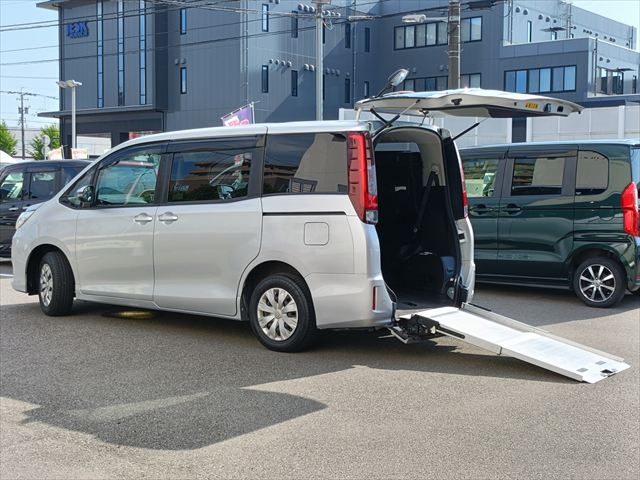 ノア X タイプ2  車いす1名 サードシート付 4WD