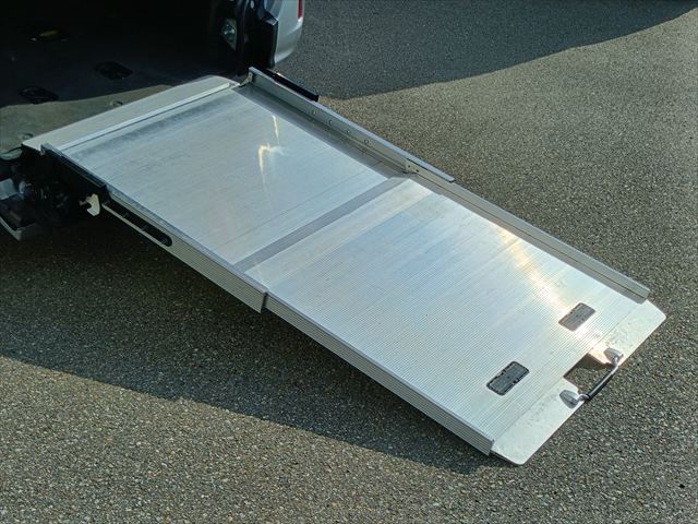 ノア X タイプ2  車いす1名 サードシート付 4WD