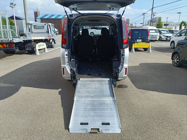 ノア X タイプ2  車いす1名 サードシート付 4WD