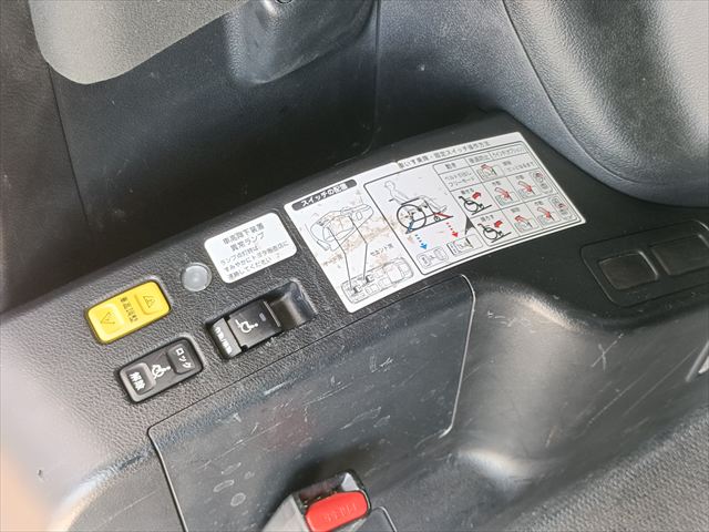 ノア X タイプ2  車いす1名 サードシート付 4WD