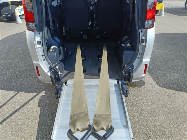 ノア X タイプ2  車いす1名 サードシート付 4WD