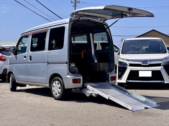 ハイゼットカーゴ スローパー リアシートレス 補助シート付き 4WD
