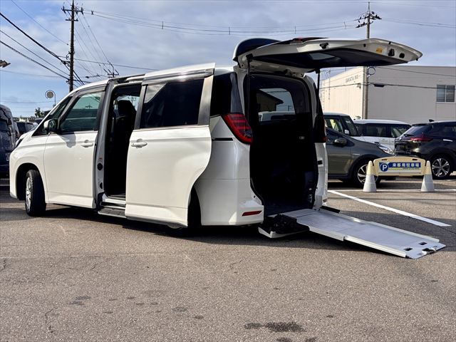 ノア X スロープ タイプ2 4WD (サードシート無し)