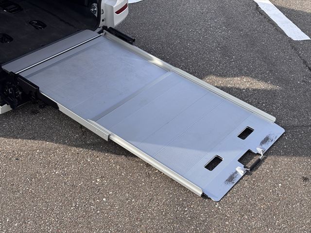 ノア X スロープ タイプ2 4WD (サードシート無し)