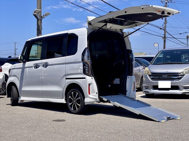 N-BOXカスタム G スロープ ホンダセンシング 4WD