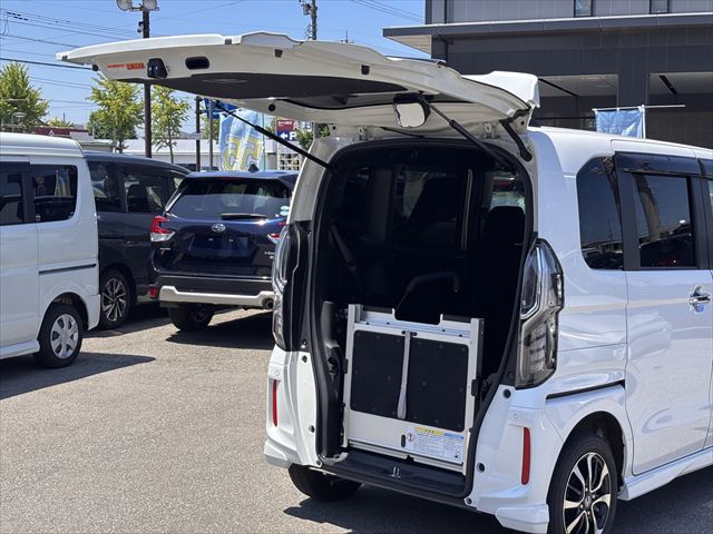 N-BOXカスタム G スロープ ホンダセンシング 4WD