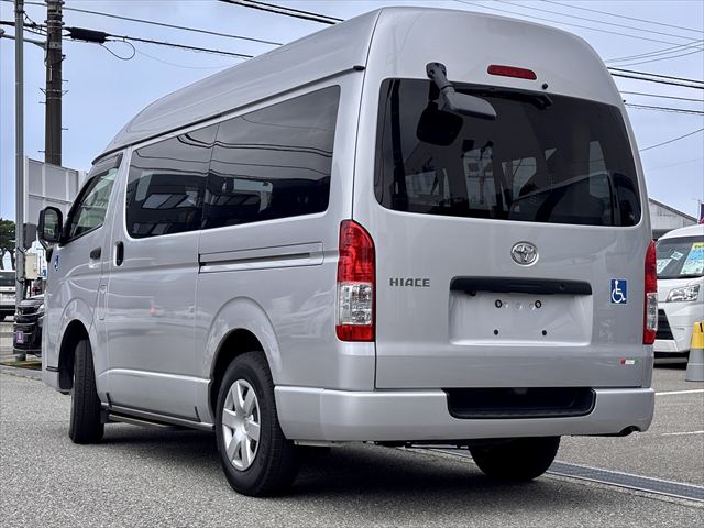 ハイエースバン 車いす仕様車 Bタイプ 車椅子2名 4WD