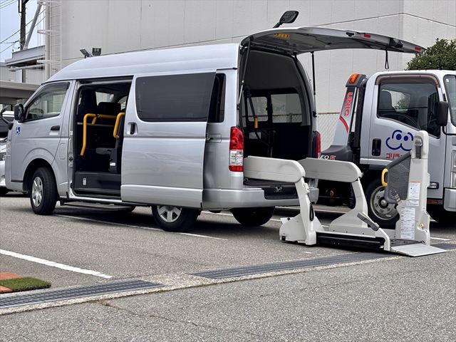 ハイエースバン 車いす仕様車 Bタイプ 車椅子2名 4WD