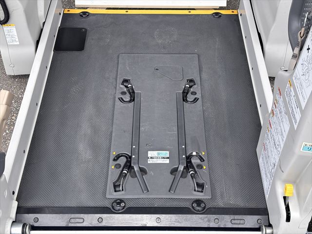 ハイエースバン 車いす仕様車 Bタイプ 車椅子2名 4WD