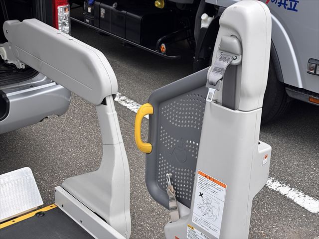 ハイエースバン 車いす仕様車 Bタイプ 車椅子2名 4WD