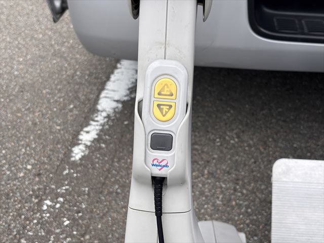 ハイエースバン 車いす仕様車 Bタイプ 車椅子2名 4WD