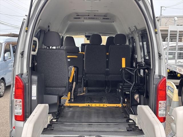 ハイエースバン 車いす仕様車 Bタイプ 車椅子2名 4WD