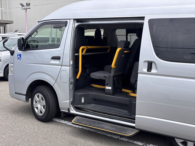 ハイエースバン 車いす仕様車 Bタイプ 車椅子2名 4WD