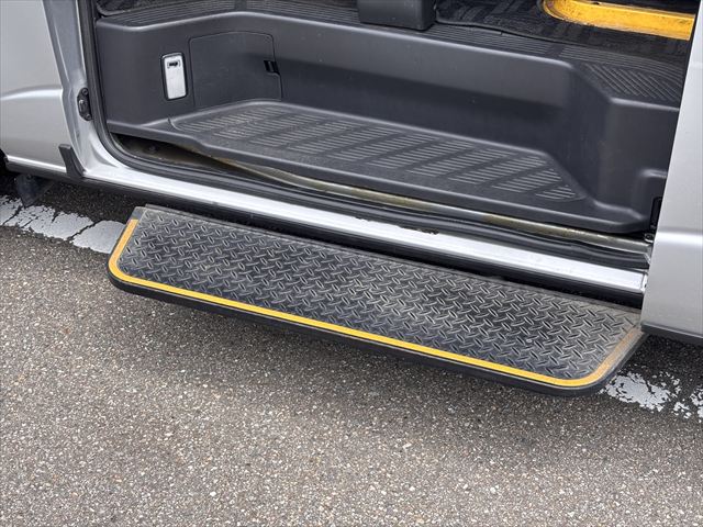 ハイエースバン 車いす仕様車 Bタイプ 車椅子2名 4WD