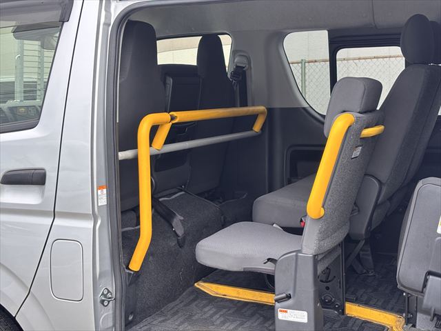 ハイエースバン 車いす仕様車 Bタイプ 車椅子2名 4WD