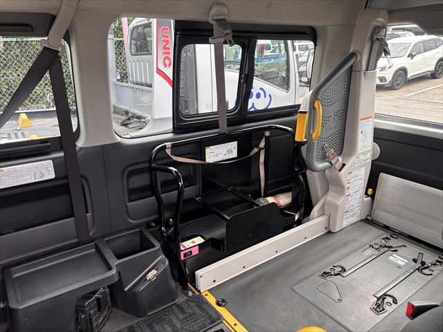 ハイエースバン 車いす仕様車 Bタイプ 車椅子2名 4WD