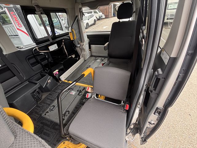 ハイエースバン 車いす仕様車 Bタイプ 車椅子2名 4WD