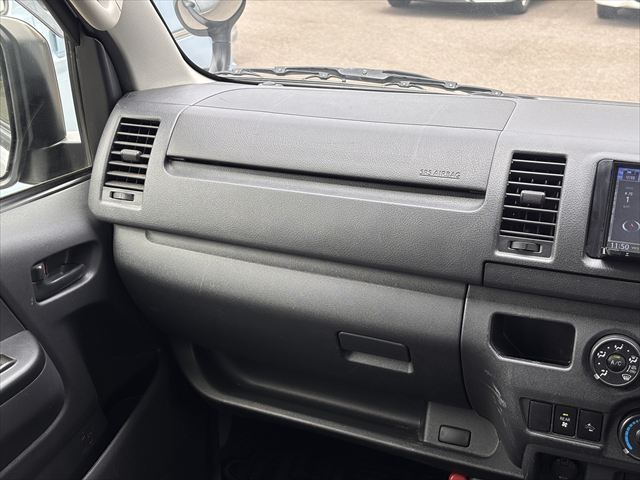 ハイエースバン 車いす仕様車 Bタイプ 車椅子2名 4WD