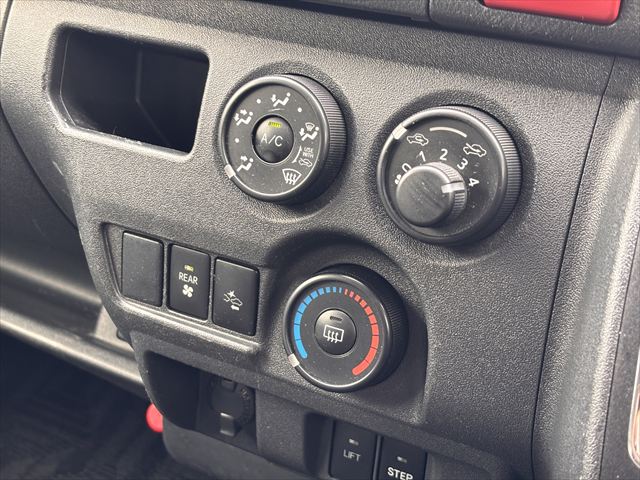 ハイエースバン 車いす仕様車 Bタイプ 車椅子2名 4WD