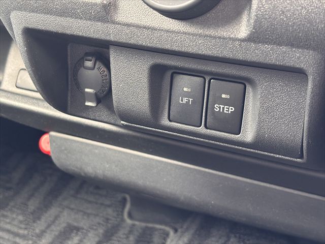 ハイエースバン 車いす仕様車 Bタイプ 車椅子2名 4WD