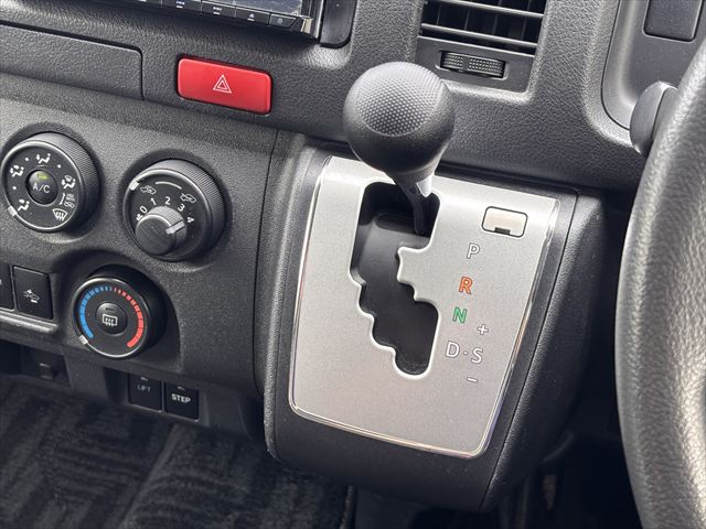 ハイエースバン 車いす仕様車 Bタイプ 車椅子2名 4WD