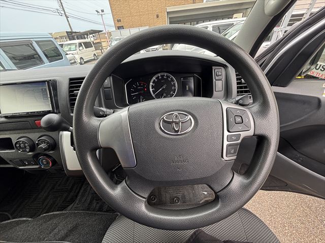 ハイエースバン 車いす仕様車 Bタイプ 車椅子2名 4WD