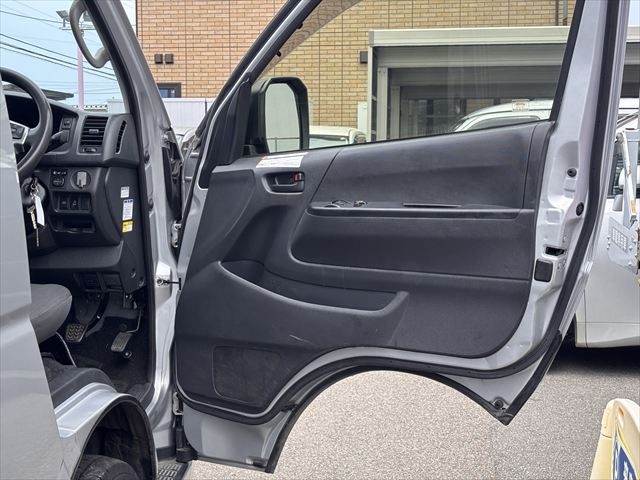 ハイエースバン 車いす仕様車 Bタイプ 車椅子2名 4WD