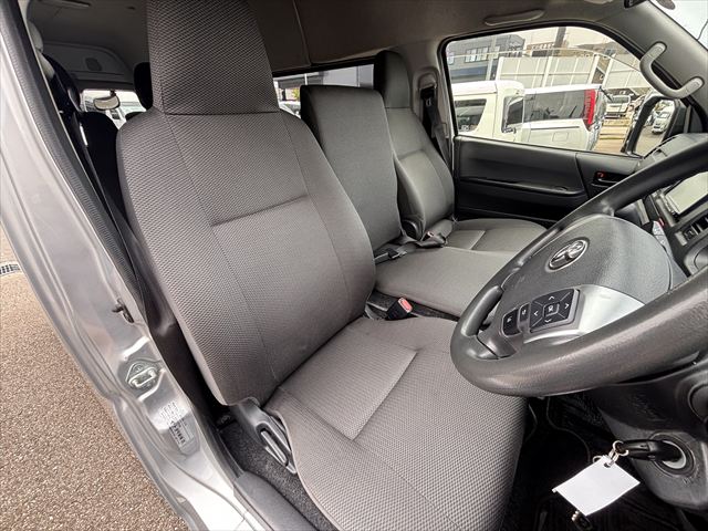 ハイエースバン 車いす仕様車 Bタイプ 車椅子2名 4WD