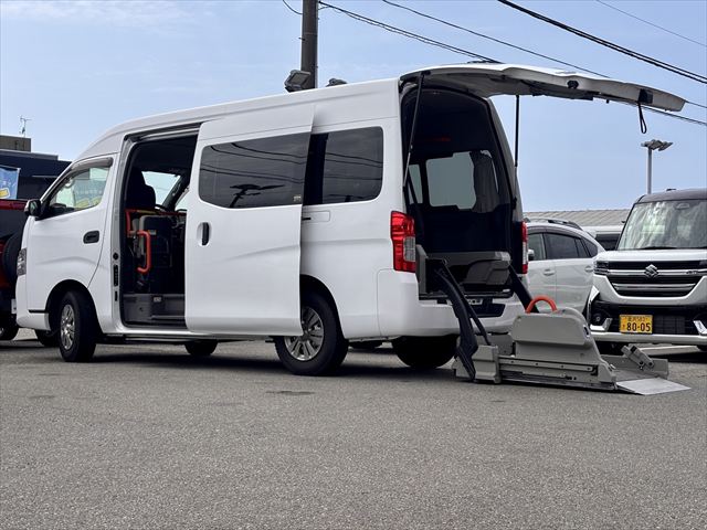 NV350キャラバン チェアキャブリフト 車いす2名 4WD