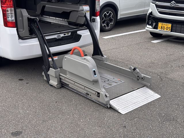 NV350キャラバン チェアキャブリフト 車いす2名 4WD