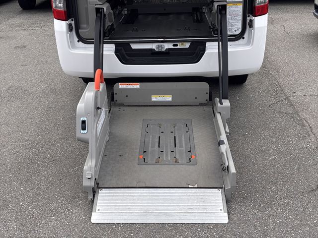 NV350キャラバン チェアキャブリフト 車いす2名 4WD