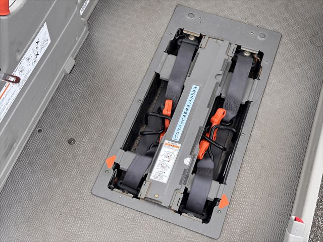 NV350キャラバン チェアキャブリフト 車いす2名 4WD