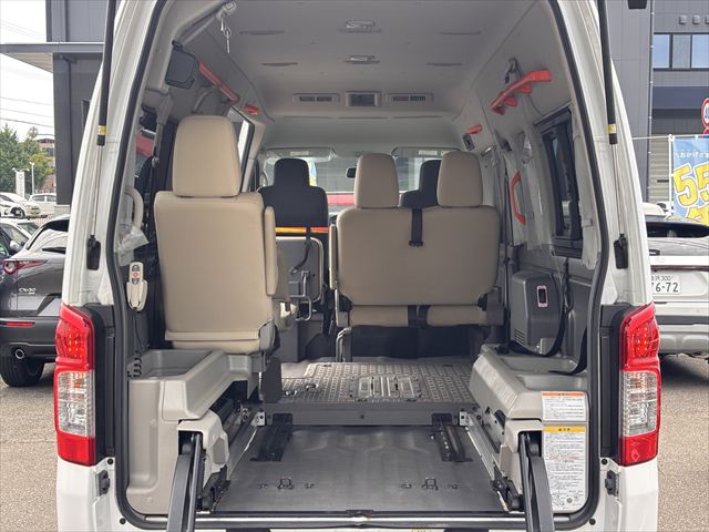 NV350キャラバン チェアキャブリフト 車いす2名 4WD